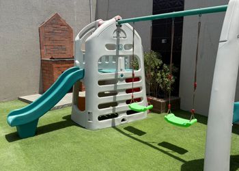 شاليه بمسطح اخضر ومسبح
