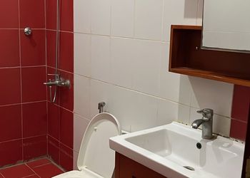 غرفة بأثاث مريح وبسيط 