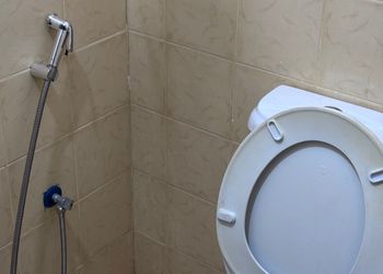 غرفة هادئة بسرير مفرد