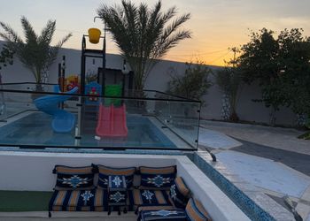 شاليه بجلسة مطلة على مسبح 