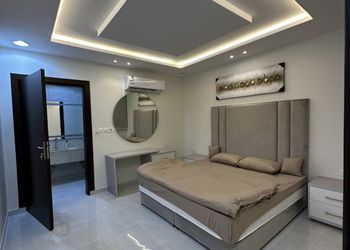 شاليه بجلسة تطل على مسبح خارجي 