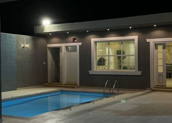 شاليه بمسطح اخضر ومسبح 