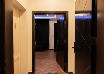 استديو بسرير ماستر وجلسة مريحة 