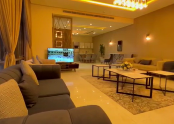 شاليه بمسطح اخضر وجلسة خارجية 