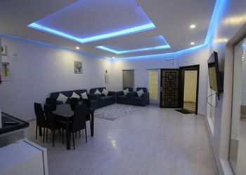 شاليه بمسطح اخضر وجلسة 