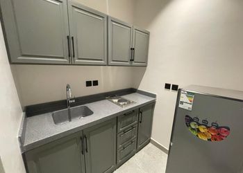 استديو بسرير ماستر وأثاث مريح 