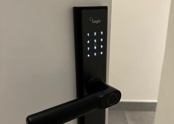 شقة بصالة أنيقة ودخول ذاتي
