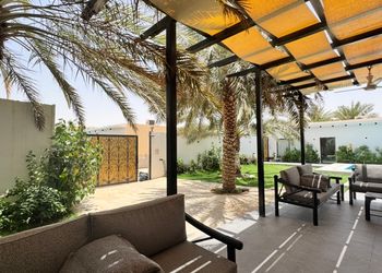شاليه بمسطح اخضر وجلسة خارجية 