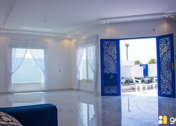 استراحة بمسبح و مسطح اخضر