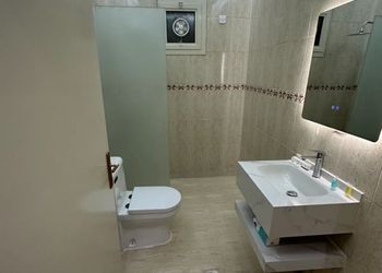 شقة بغرفة معيشة وغرفتين نوم 