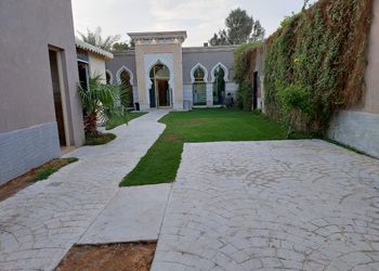 شاليه بمسطح اخضر ومسبح 
