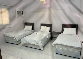 شاليه بجلسة تطل على مسبح خارجي 
