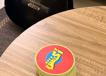 شقة بغرفة معيشة وغرفة نوم
