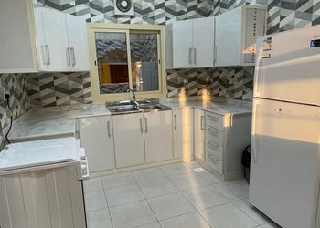 استراحة بجلسة مطلة على المسبح 
