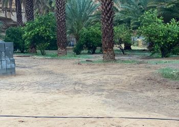 مزرعة محاطة بالجبال