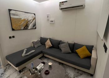 شقة بغرفة معيشة وغرفة نوم 