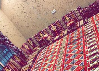 شاليه بمسطح اخضر وجلسة خارجيه