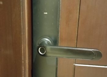 شقة بصالة أنيقة وغرفتين نوم 