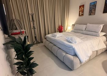 استديو بسرير ماستر وأثاث مريح 