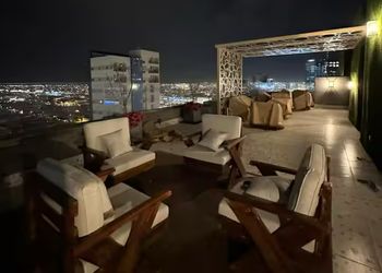 شقة بصالة أنيقة وإطلالة مميزة 