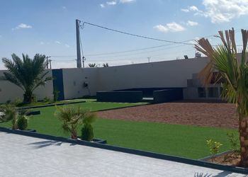 شاليه بجلسة تطل على مسبح خارجي 