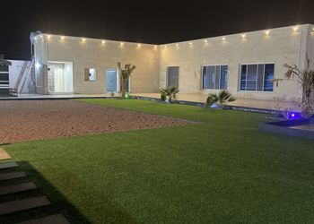 شاليه بجلسة تطل على مسبح خارجي 