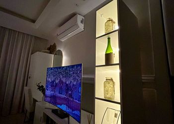استديو أنيق بجلسة واسعة ومرتبة