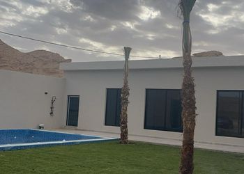 شاليه بتصميم مودرن ومسبح خارجي