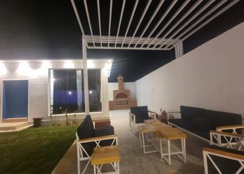 شاليه بمسبح خارجي وجلسة خارجية