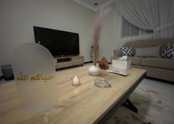 شقة بغرفة معيشة وغرفة نوم 