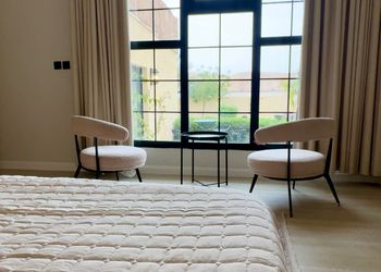 شاليه بجلسة خارجية مطلة على المسبح