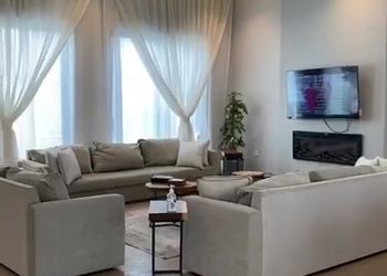 شاليه بجلسة تطل على مسبح خارجي 
