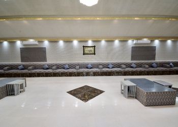 استراحة بمسطح اخضر وألعاب أطفال