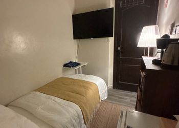غرفة بأثاث مريح بدخول ذاتي