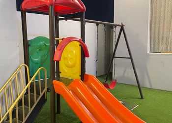 شاليه بألعاب أطفال ومسبح