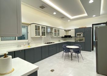 استراحة بمجالس ومسطحات خضراء
