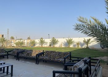 استراحة بمسبح خارجي ومجالس 
