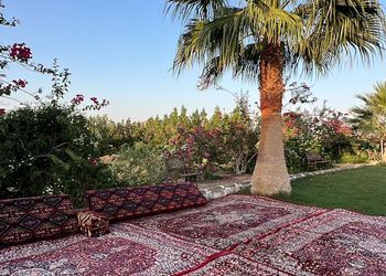 مزرعة بأطلالة جبلية وبيت شعر 