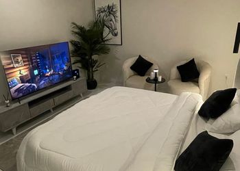 استديو بسرير ماستر وجلسة جانبية
