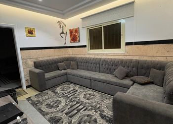 شاليه بجلسة خارجية وصالة جلوس