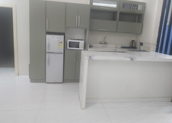 شاليه بجلسة تطل على مسبح خارجي 