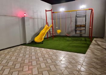 شاليه بجلسة خارجية وألعاب أطفال 