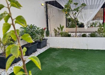 شاليه بمسطح اخضر وجلسة خارجية 
