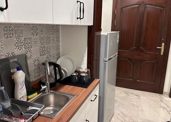 استديو بأثاث مريح وبسيط 
