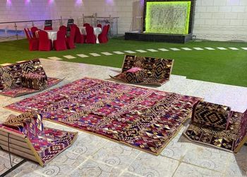 شاليه بجلسة تطل على مسبح خارجي 