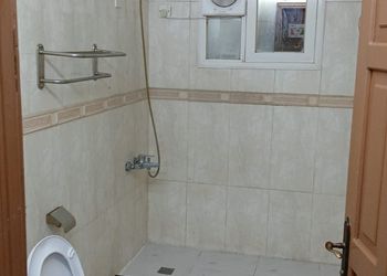 شقة بغرفة معيشة وغرفة نوم 