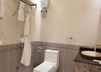 شاليه بمسطح اخضر واضاءة