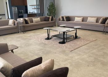 شاليه بجلسة تطل على مسبح خارجي 
