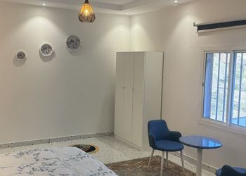 شاليه بجلسة خارجية وألعاب أطفال