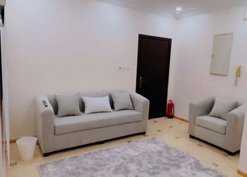 شقة بصالة جلوس وغرفتين نوم 